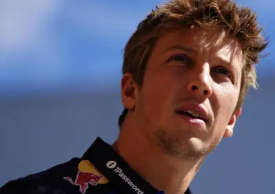 F1, “Sui cordoli rischi di finire contro il muro”: Liam Lawson analizza le insidie del nuovo circuito di Madrid