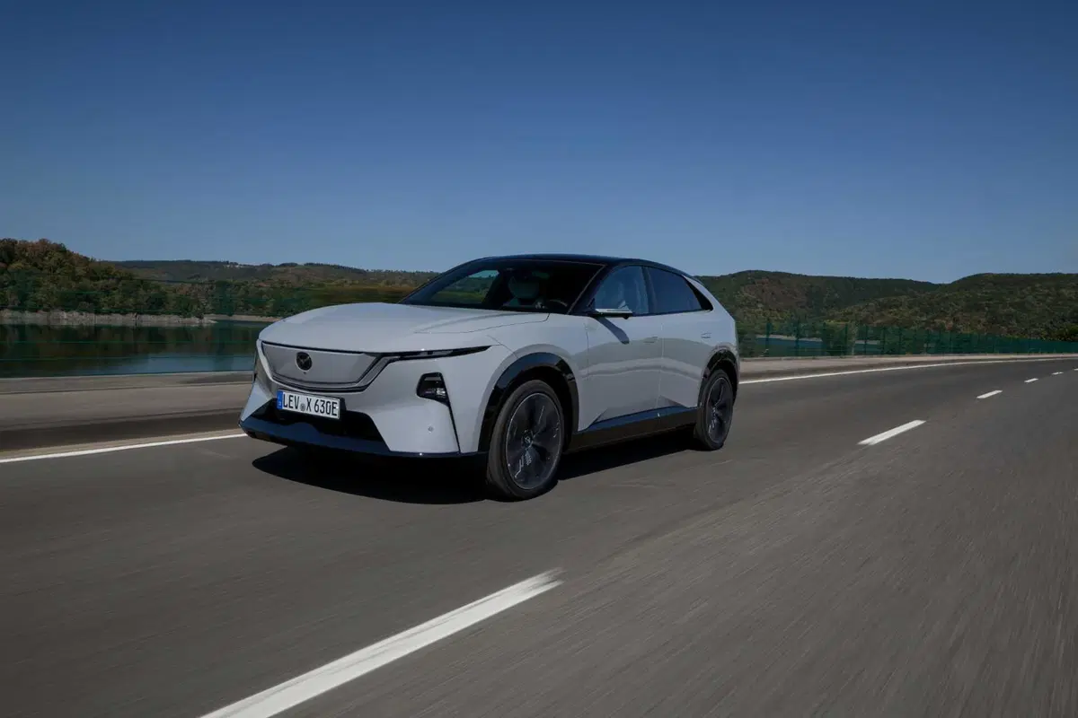Mazda CX-6e, il nuovo SUV elettrico parte da 46.750 euro: 258 CV, 484 km di autonomia e ricarica a 200 kW