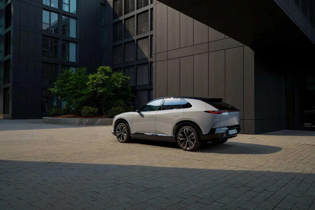 Mazda CX-6e, il nuovo SUV elettrico parte da 46.750 euro: 258 CV, 484 km di autonomia e ricarica a 200 kW (2)