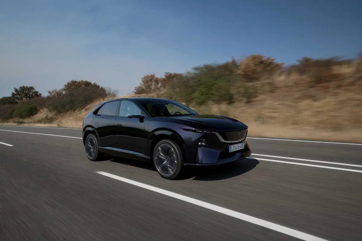 Mazda CX-6e, il nuovo SUV elettrico parte da 46.750 euro: 258 CV, 484 km di autonomia e ricarica a 200 kW (3)