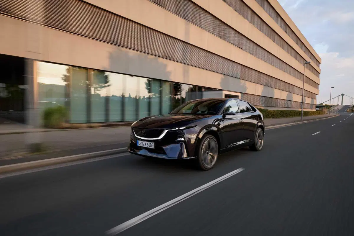Mazda CX-6e, il nuovo SUV elettrico parte da 46.750 euro: 258 CV, 484 km di autonomia e ricarica a 200 kW (4)