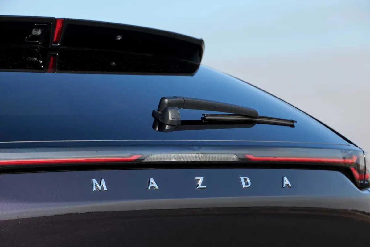 Mazda CX-6e, il nuovo SUV elettrico parte da 46.750 euro: 258 CV, 484 km di autonomia e ricarica a 200 kW (5)
