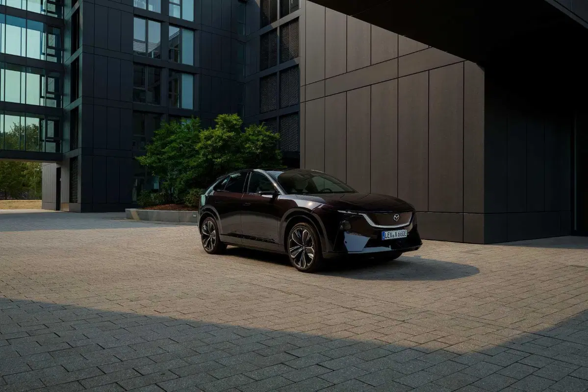 Mazda CX-6e, il nuovo SUV elettrico parte da 46.750 euro: 258 CV, 484 km di autonomia e ricarica a 200 kW (6)