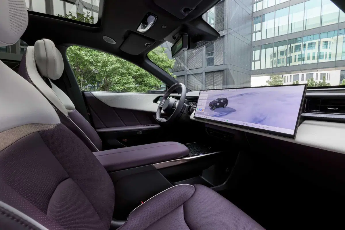 Mazda CX-6e, il nuovo SUV elettrico parte da 46.750 euro: 258 CV, 484 km di autonomia e ricarica a 200 kW (7)