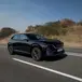 Mazda CX-6e, il nuovo SUV elettrico parte da 46.750 euro: 258 CV, 484 km di autonomia e ricarica a 200 kW (VIDEO)