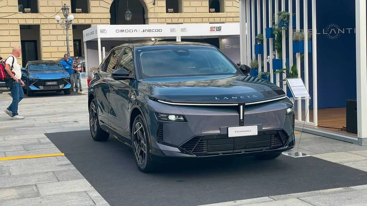 Lancia Gamma, eccola dal vivo a Torino: design, motori e il nodo Melfi (VIDEO) (3)
