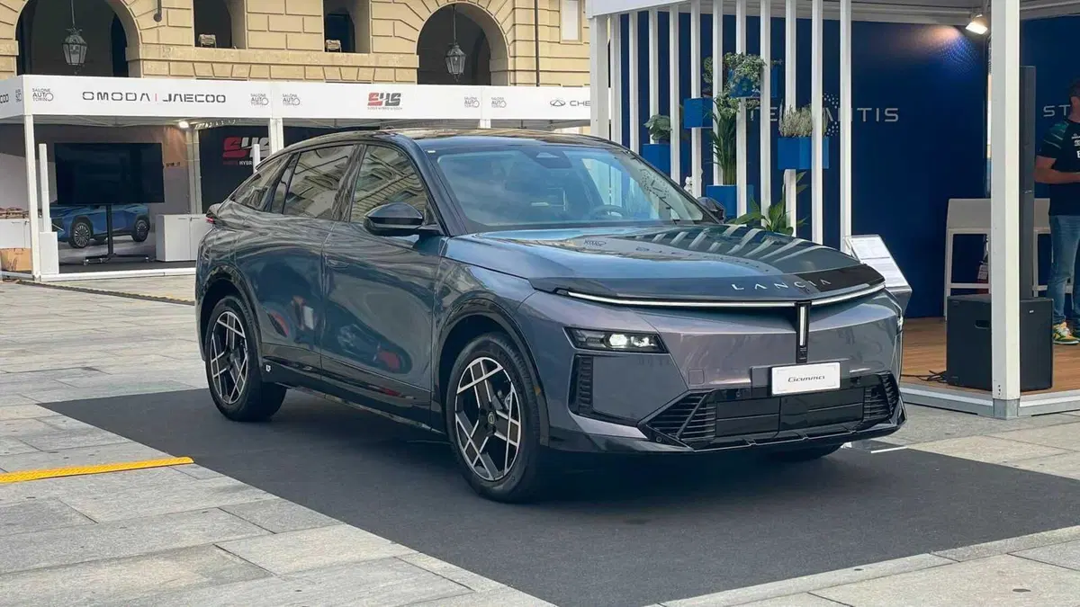 Lancia Gamma, eccola dal vivo a Torino: design, motori e il nodo Melfi (VIDEO) (4)