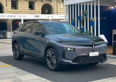 Lancia Gamma, eccola dal vivo a Torino: design, motori e il nodo Melfi (VIDEO)