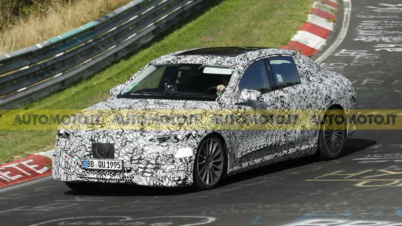 Mercedes E-Class elettrica: debutto anticipato nel 2027