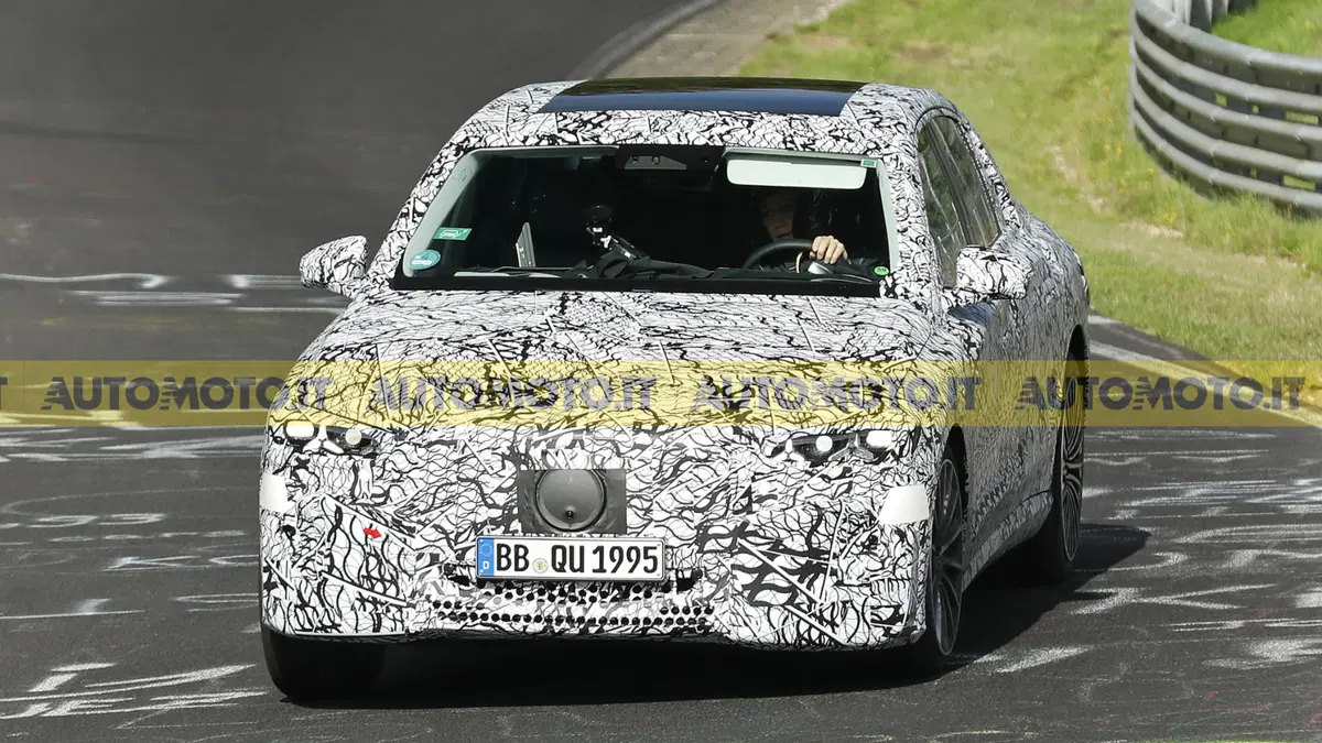 Mercedes E-Class elettrica: debutto anticipato nel 2027 (2)