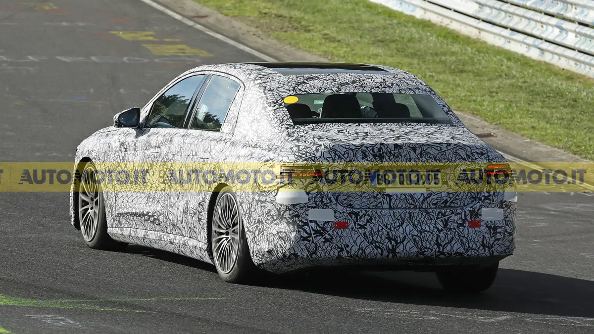 Mercedes E-Class elettrica: debutto anticipato nel 2027 (9)