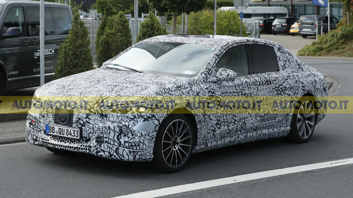 Mercedes E-Class elettrica: debutto anticipato nel 2027 (12)