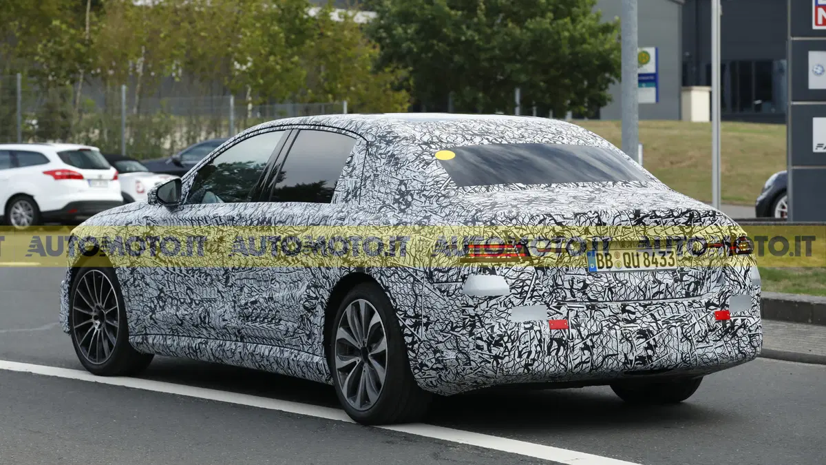 Mercedes E-Class elettrica: debutto anticipato nel 2027 (13)