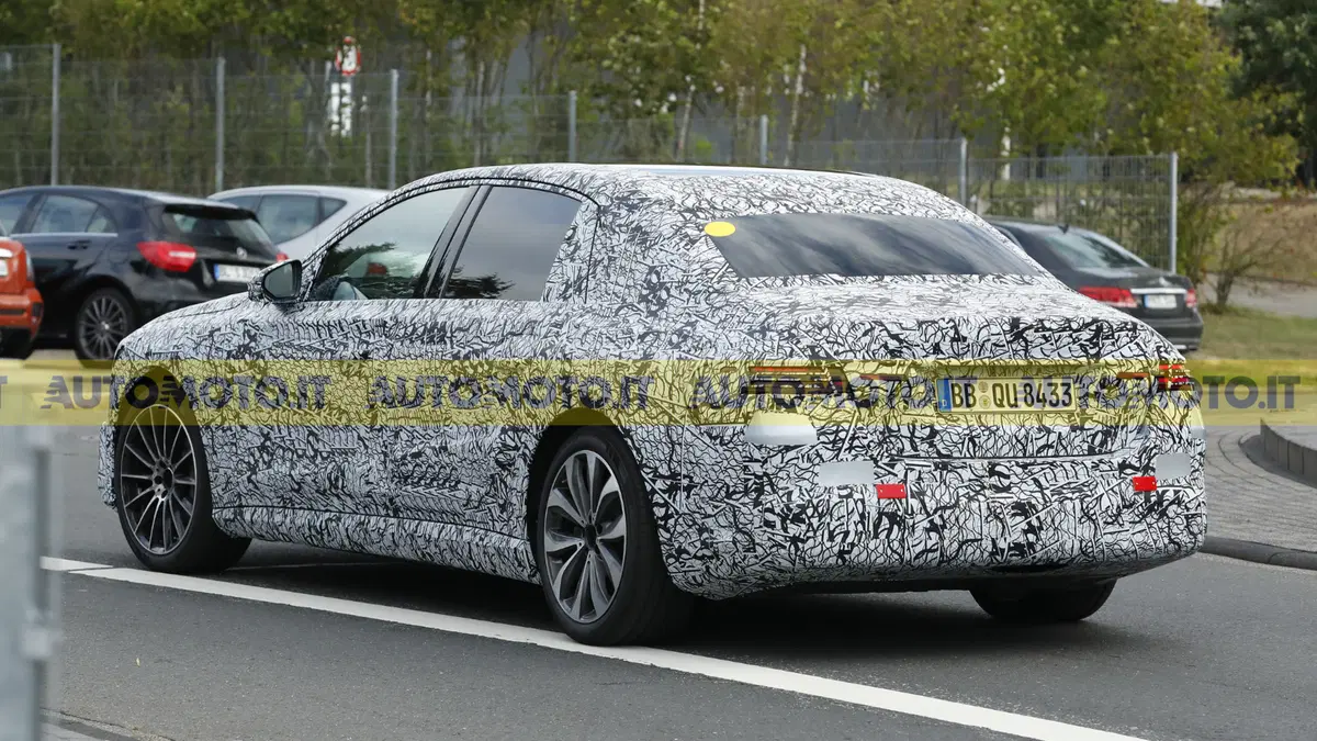 Mercedes E-Class elettrica: debutto anticipato nel 2027 (14)