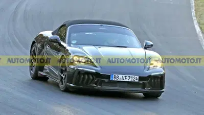 Porsche Boxster elettrica 2027, il prototipo si mostra senza camuffamenti