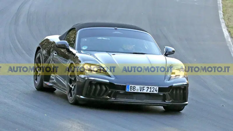Porsche Boxster elettrica 2027, il prototipo si mostra senza camuffamenti