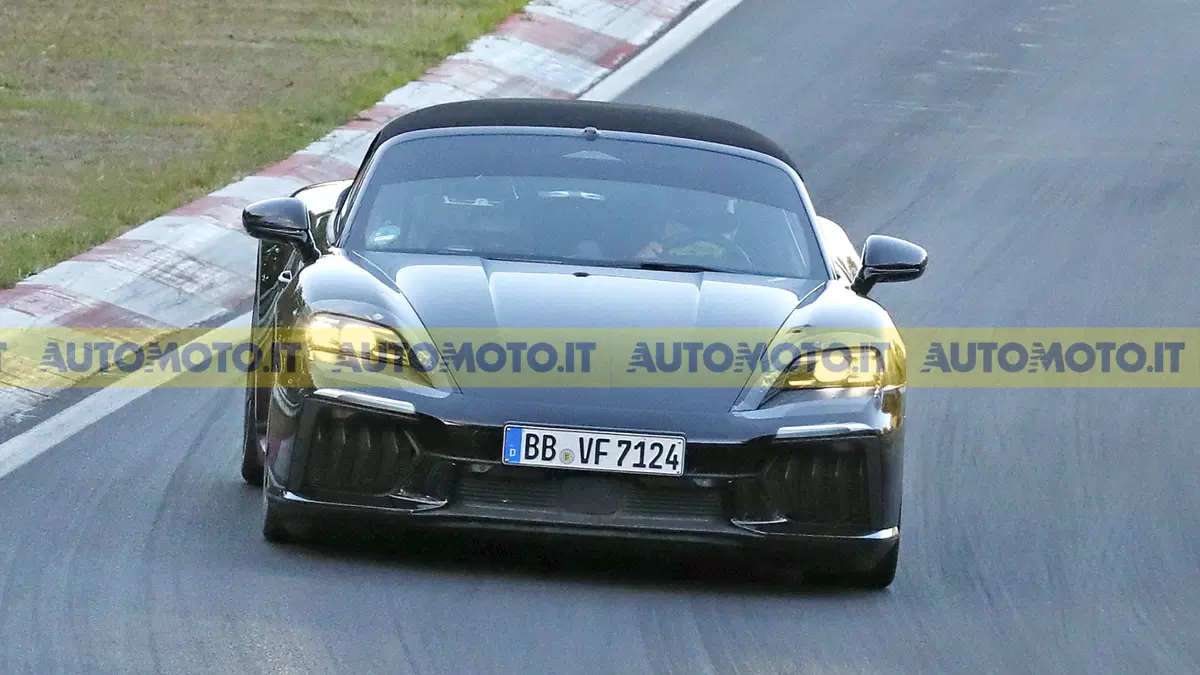 Porsche Boxster elettrica 2027, il prototipo si mostra senza camuffamenti