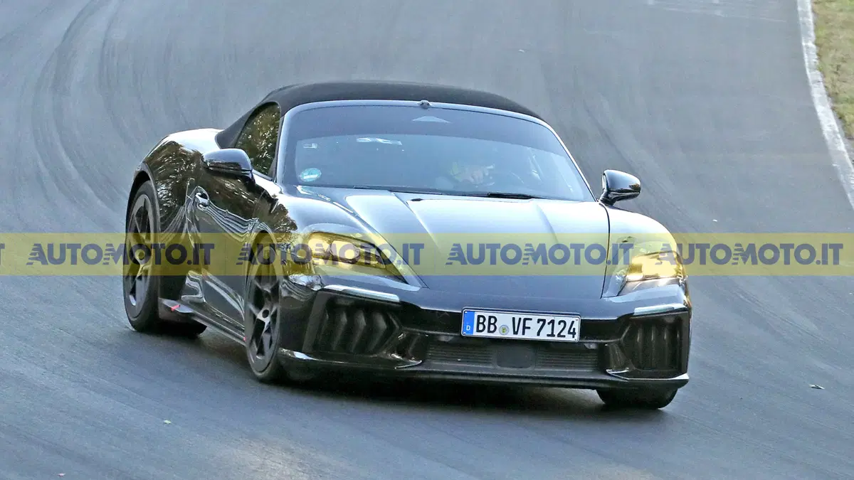 Porsche Boxster elettrica 2027, il prototipo si mostra senza camuffamenti (2)