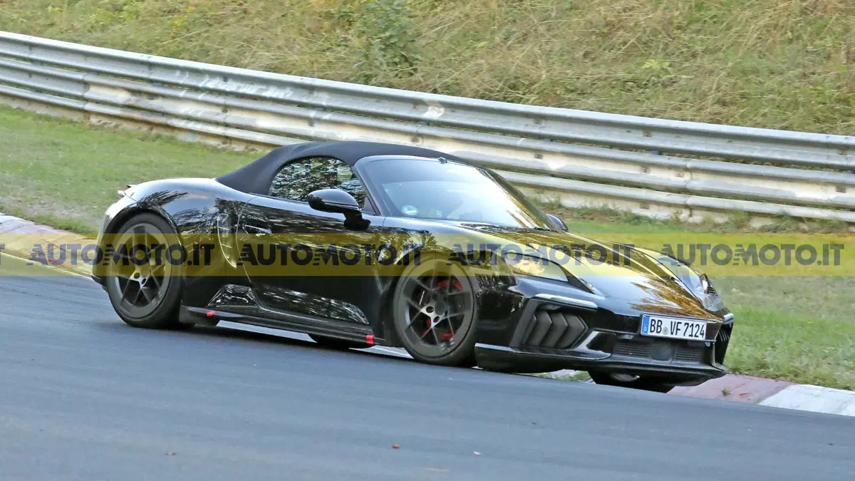 Porsche Boxster elettrica 2027, il prototipo si mostra senza camuffamenti (3)