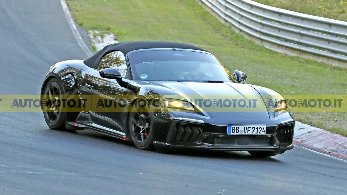 Porsche Boxster elettrica 2027, il prototipo si mostra senza camuffamenti (4)