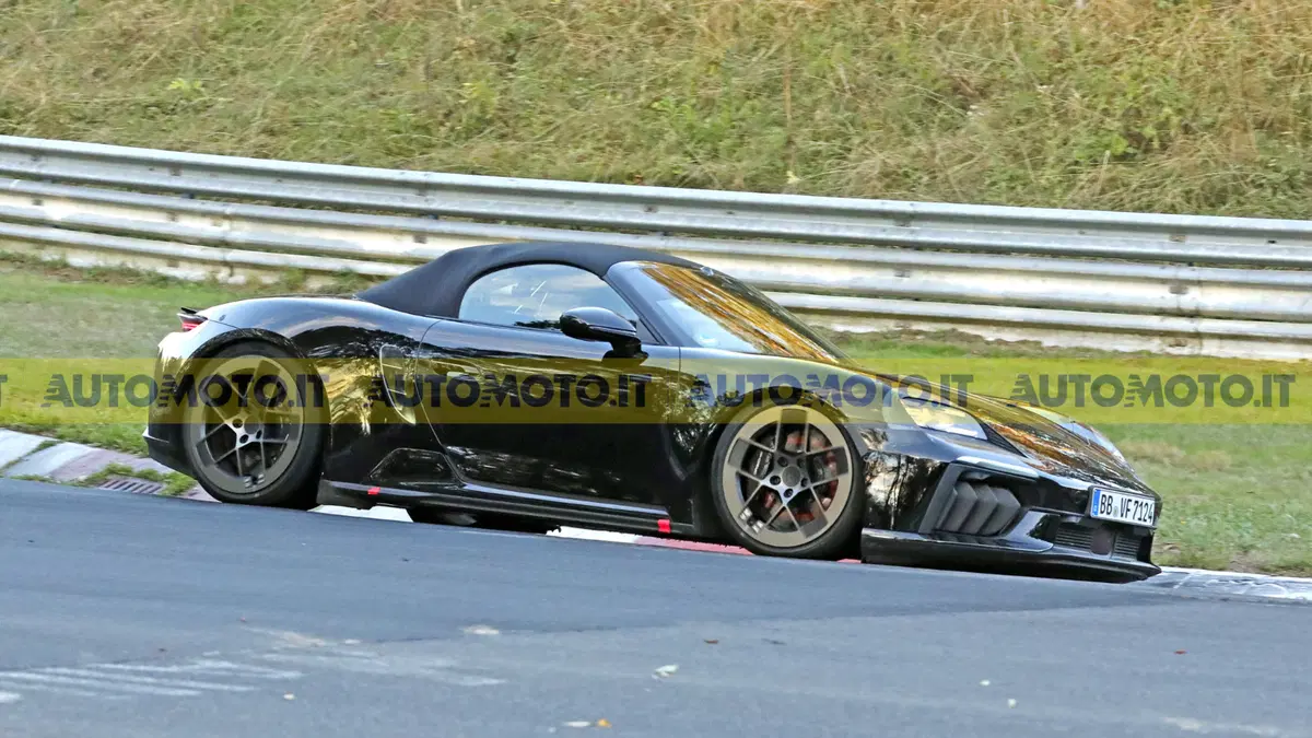 Porsche Boxster elettrica 2027, il prototipo si mostra senza camuffamenti (5)