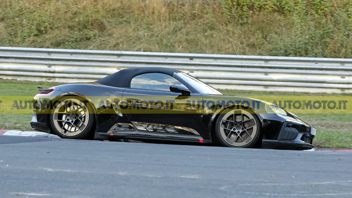 Porsche Boxster elettrica 2027, il prototipo si mostra senza camuffamenti (6)
