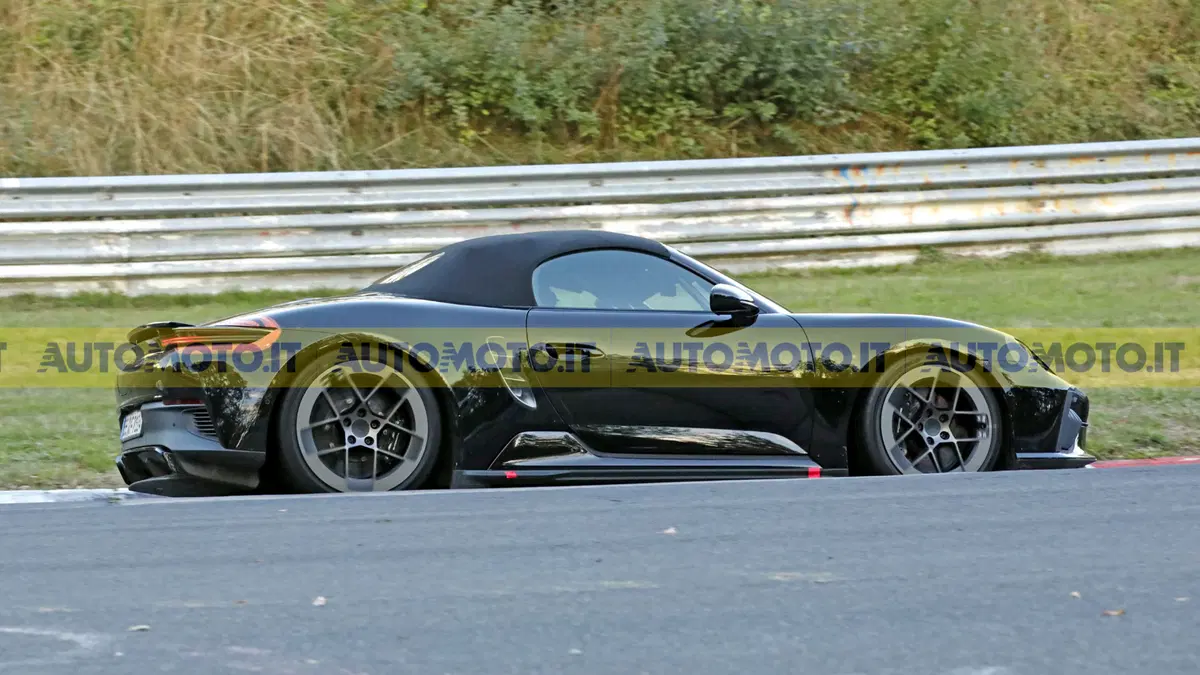 Porsche Boxster elettrica 2027, il prototipo si mostra senza camuffamenti (7)