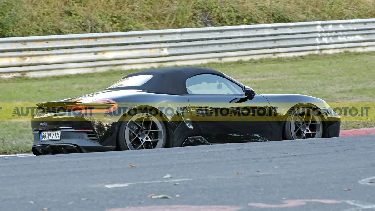 Porsche Boxster elettrica 2027, il prototipo si mostra senza camuffamenti (8)