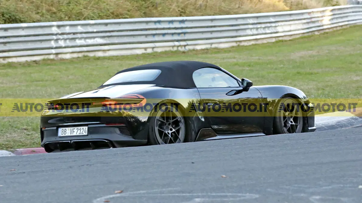 Porsche Boxster elettrica 2027, il prototipo si mostra senza camuffamenti (9)