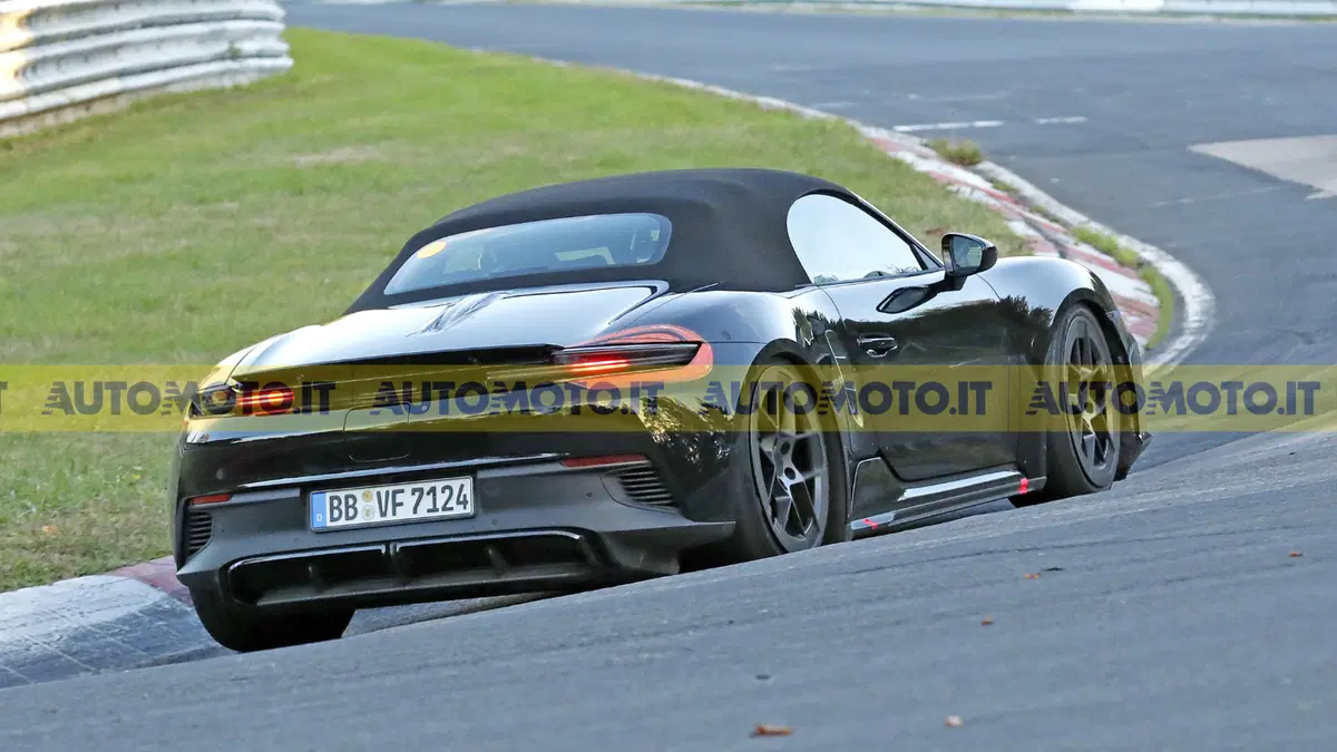 Porsche Boxster elettrica 2027, il prototipo si mostra senza camuffamenti (10)