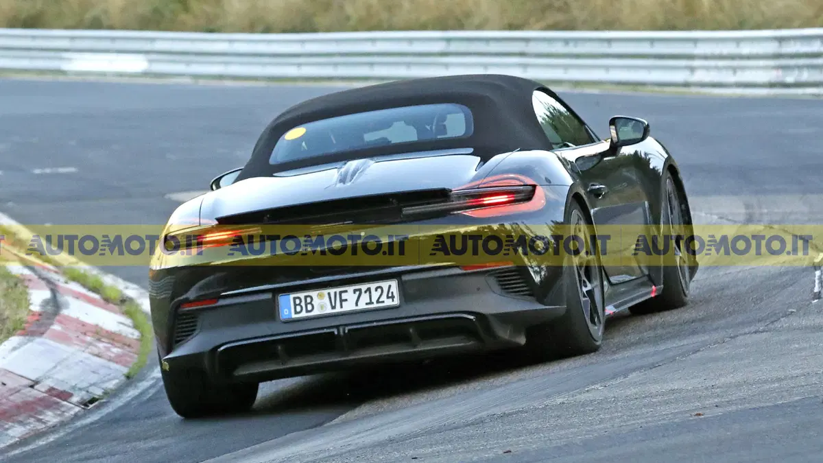 Porsche Boxster elettrica 2027, il prototipo si mostra senza camuffamenti (11)