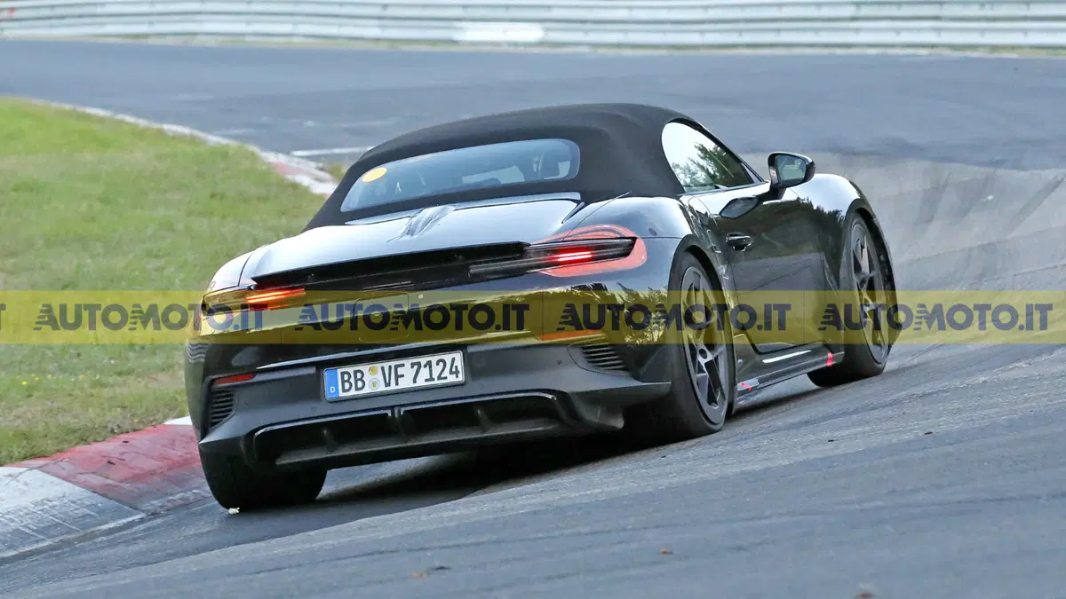 Porsche Boxster elettrica 2027, il prototipo si mostra senza camuffamenti (12)