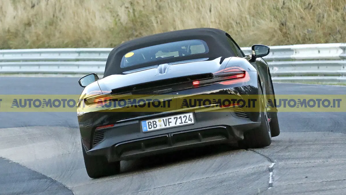 Porsche Boxster elettrica 2027, il prototipo si mostra senza camuffamenti (13)