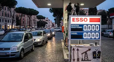 Benzina e gasolio gratis a Roma: la protesta contro il caro carburanti