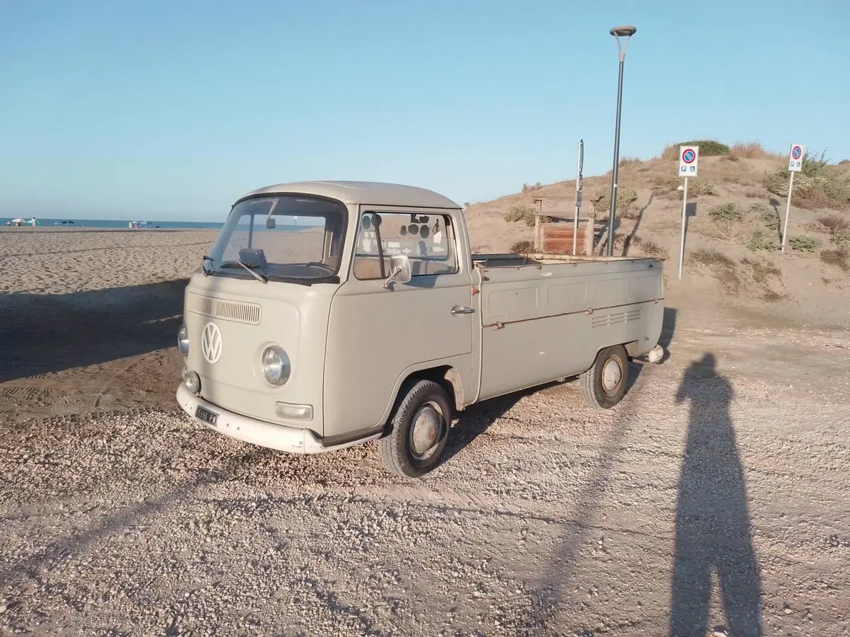 Volkswagen T2 pick up single cab d'epoca a Roma (8)
