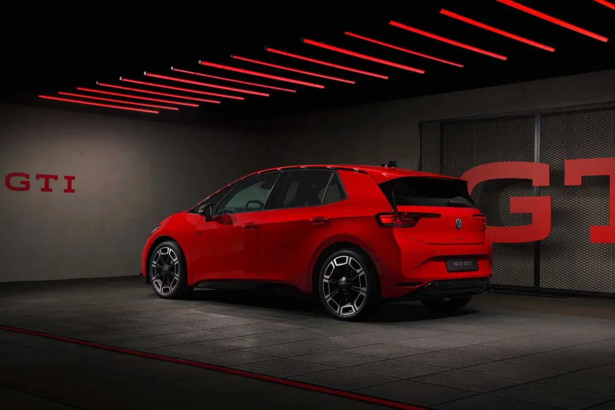 Volkswagen ID.3 GTI, la sigla più sacra diventa elettrica: 326 CV e un dettaglio che farà discutere (2)