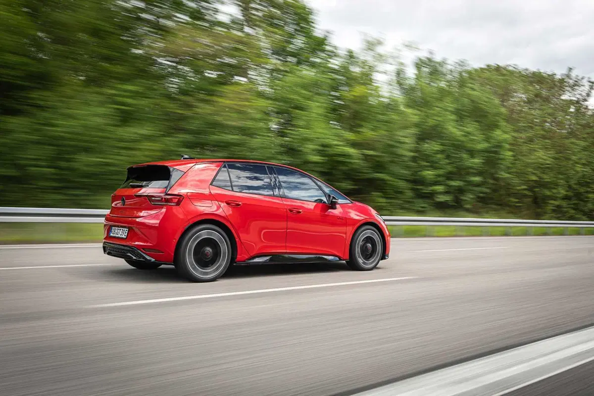 Volkswagen ID.3 GTI, la sigla più sacra diventa elettrica: 326 CV e un dettaglio che farà discutere (4)