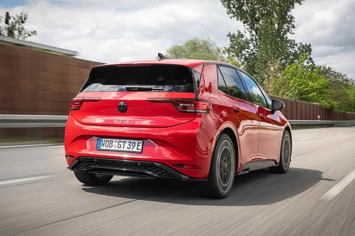 Volkswagen ID.3 GTI, la sigla più sacra diventa elettrica: 326 CV e un dettaglio che farà discutere (6)