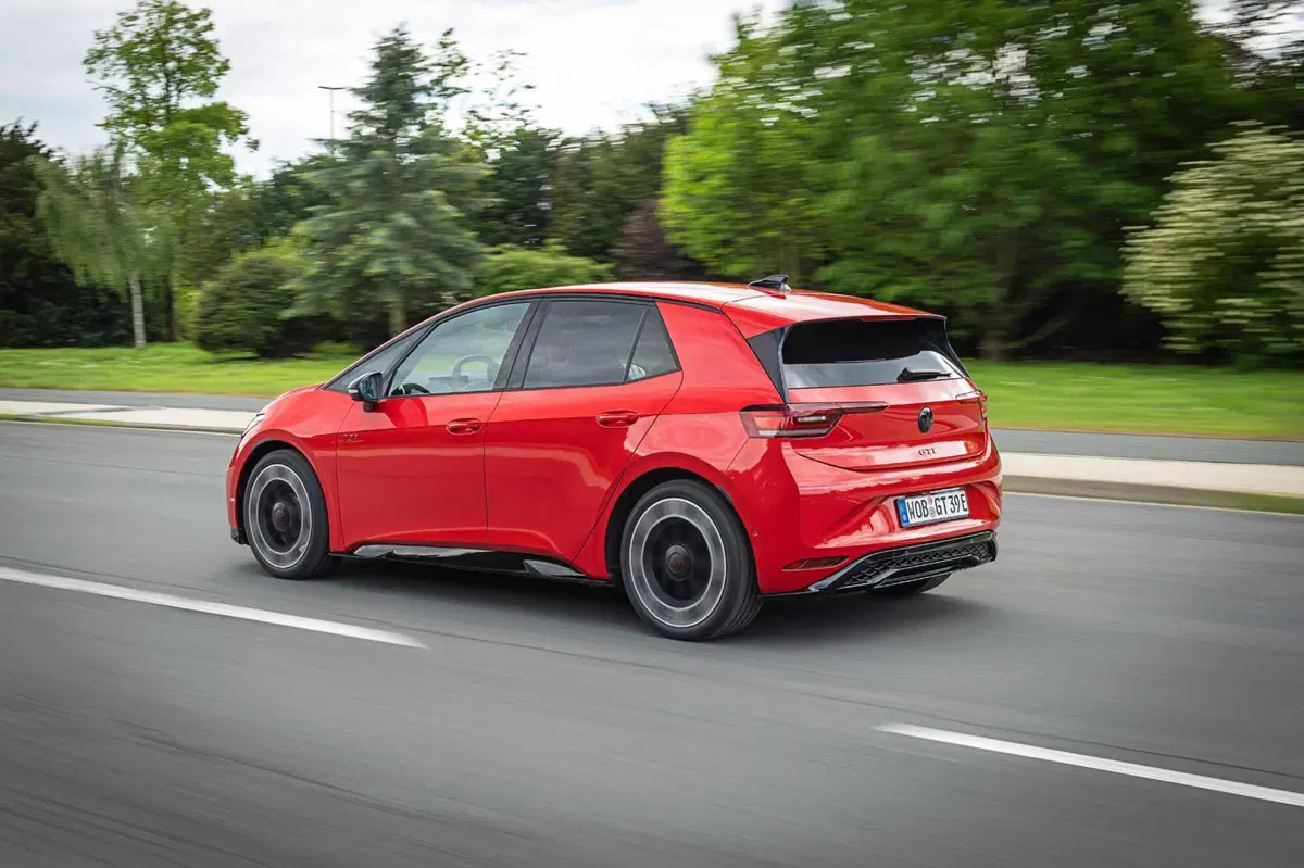 Volkswagen ID.3 GTI, la sigla più sacra diventa elettrica: 326 CV e un dettaglio che farà discutere (8)