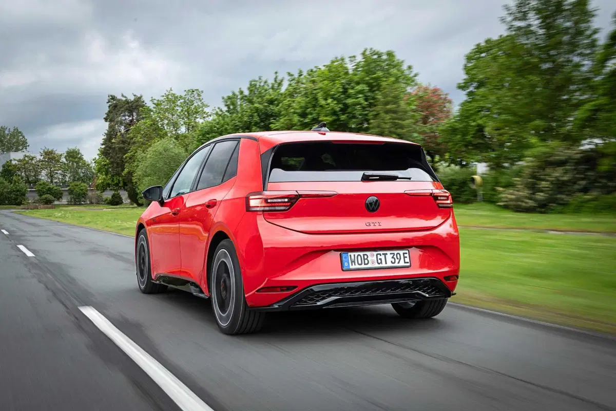 Volkswagen ID.3 GTI, la sigla più sacra diventa elettrica: 326 CV e un dettaglio che farà discutere (12)