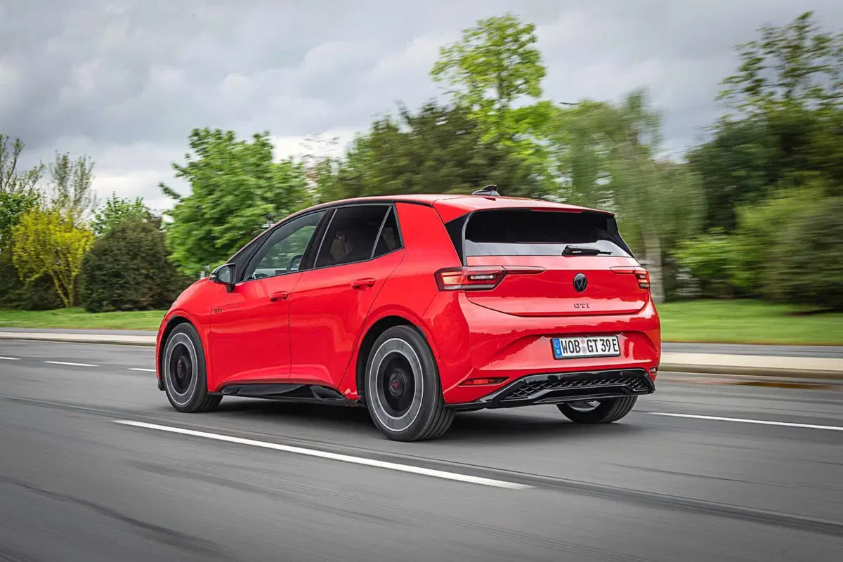 Volkswagen ID.3 GTI, la sigla più sacra diventa elettrica: 326 CV e un dettaglio che farà discutere (14)