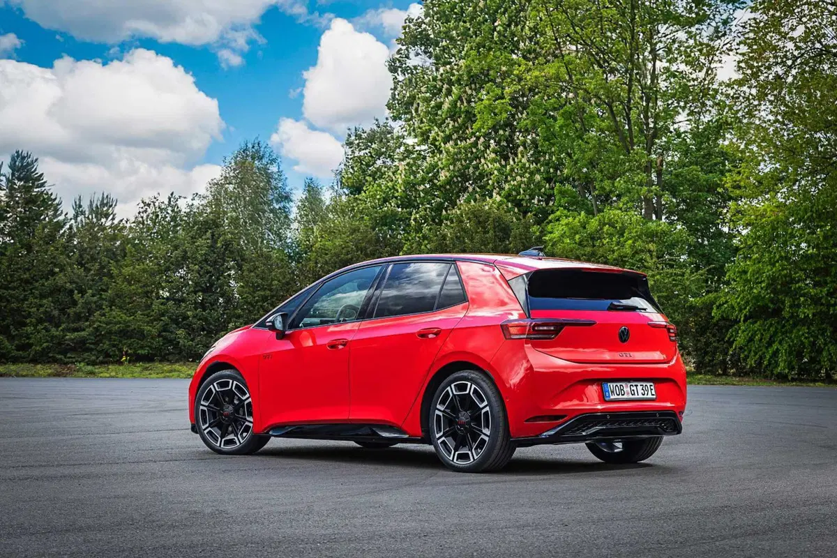 Volkswagen ID.3 GTI, la sigla più sacra diventa elettrica: 326 CV e un dettaglio che farà discutere (15)