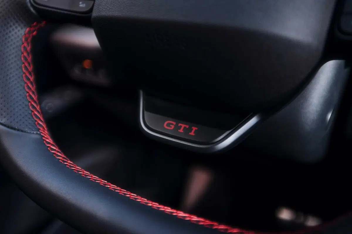 Volkswagen ID.3 GTI, la sigla più sacra diventa elettrica: 326 CV e un dettaglio che farà discutere (22)