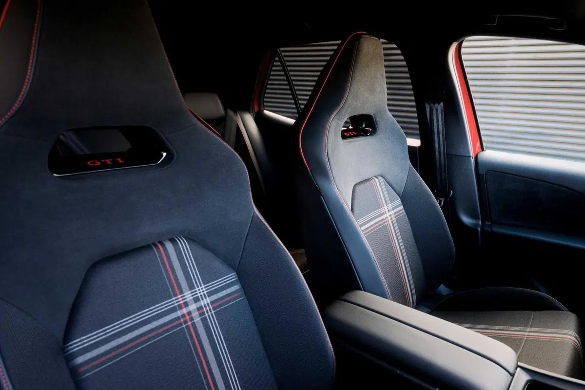 Volkswagen ID.3 GTI, la sigla più sacra diventa elettrica: 326 CV e un dettaglio che farà discutere (24)