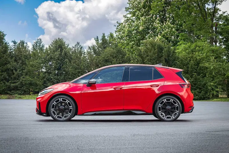 Volkswagen ID.3 GTI di profilo