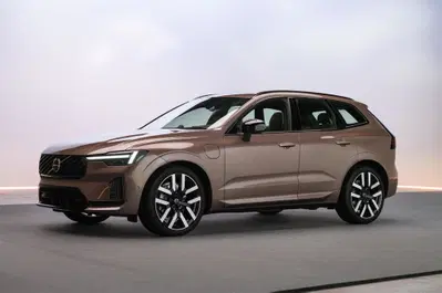 Volvo XC60 PHEV, 200 km in elettrico: così la plug-in sfida le elettriche
