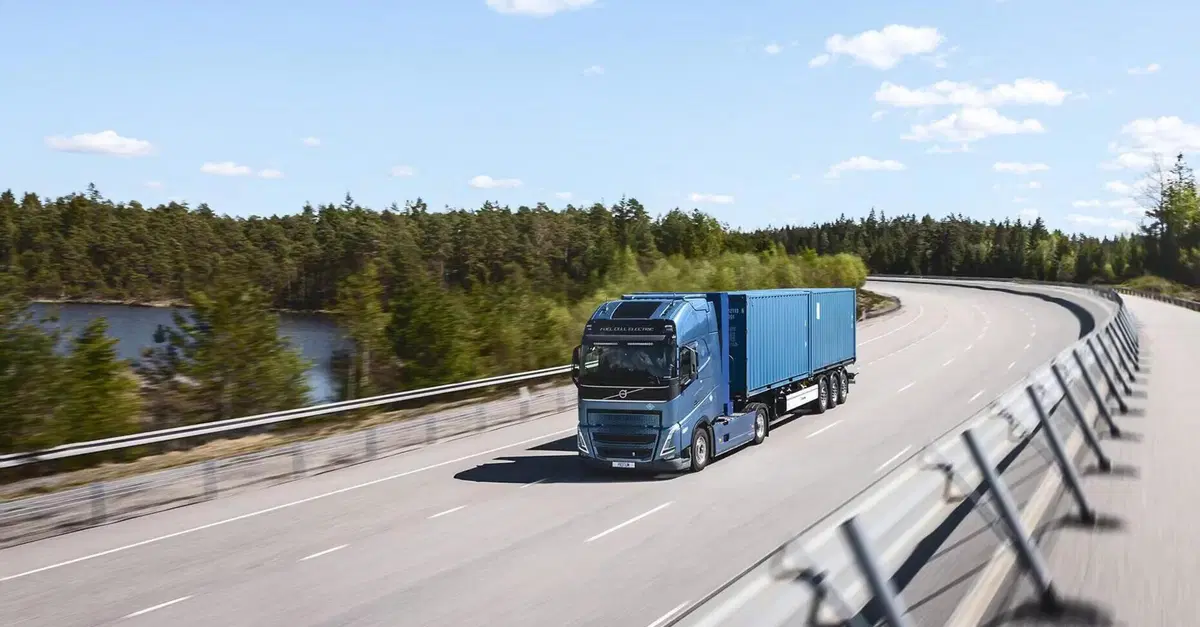 Camion a idrogeno, Toyota, Daimler e Volvo spingono sulla filiera europea: nuovi mezzi e stazioni entro il 2030