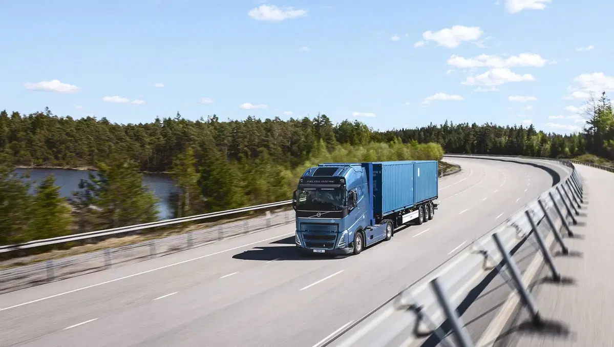 Camion a idrogeno, Toyota, Daimler e Volvo spingono sulla filiera europea: nuovi mezzi e stazioni entro il 2030