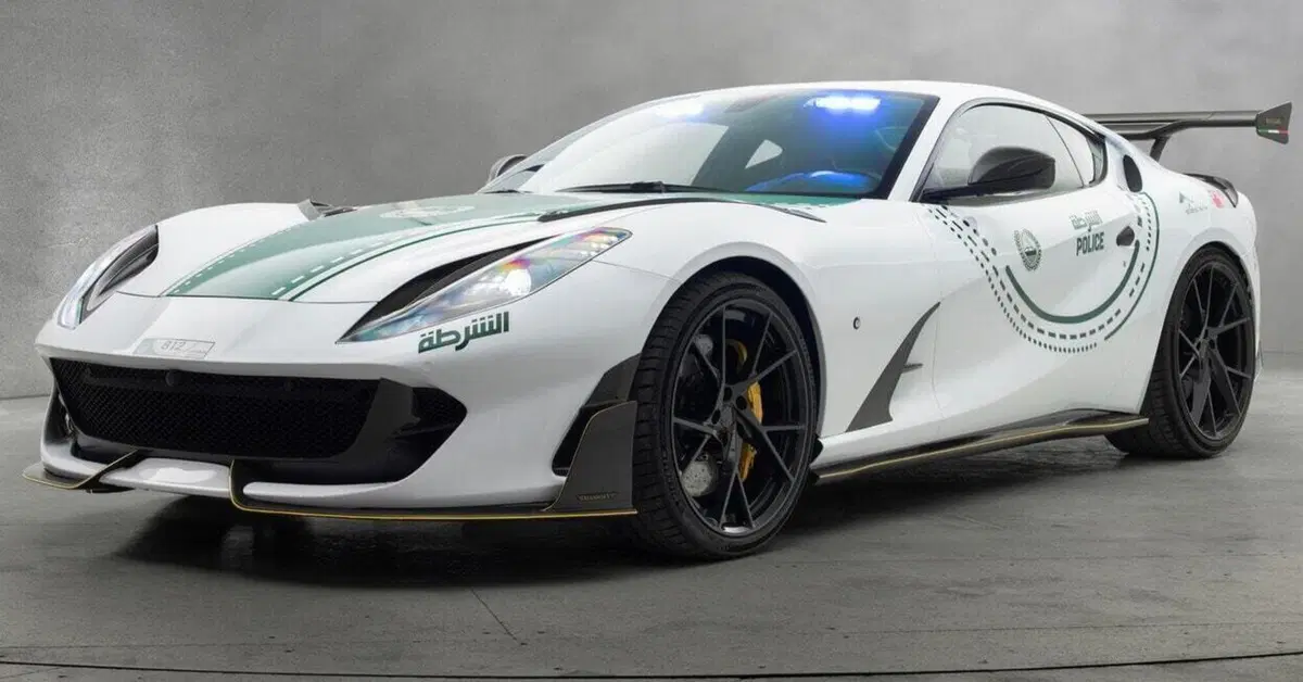 Questa Ferrari sfreccia a 345 km/h e ha i lampeggianti: ecco la nuova supercar della Polizia di Dubai