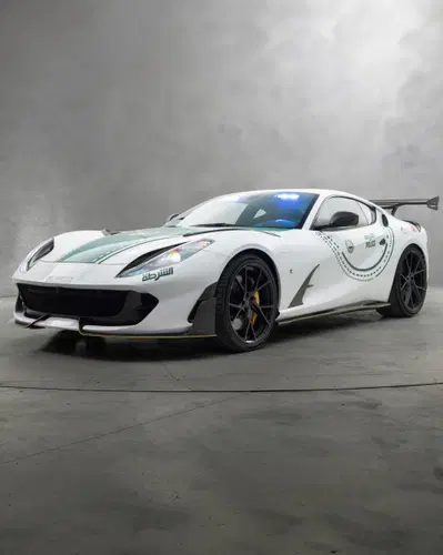 Questa Ferrari sfreccia a 345 km/h e ha i lampeggianti: ecco la nuova supercar della Polizia di Dubai